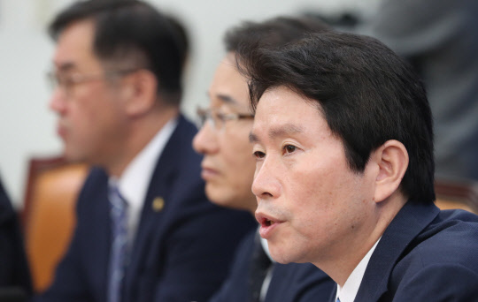 이인영 민주당 원내대표가 19일 국회에서 열린 정책조정회의에서 발언하고 있다. 연합뉴스